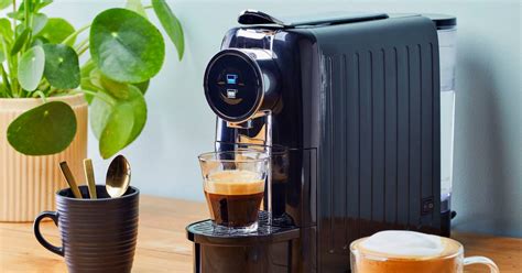 ontbrandt een koffieoorlog nu blokker met eigen nespresso machine komt koken eten adnl