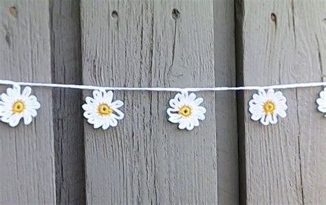 crocheted mini garland   small white daisies