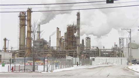 chicago area oil refineries  worst water polluters   environmental group finds