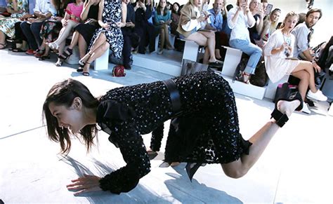 [pics] models falling and tripping on runway bella hadid and more