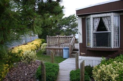 mobile home landscaping   guide  beautifying  home