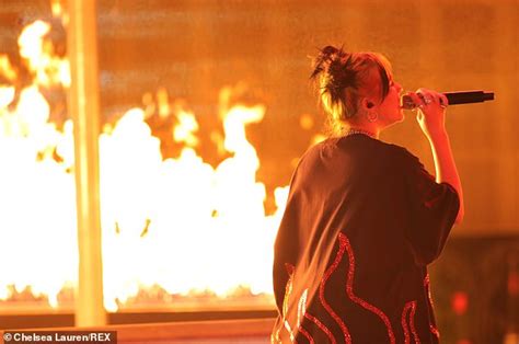 american  awards  billie eilish sets  stage  fire  performance daily mail