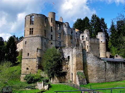 kasteel beaufort  luxemburg medieval fortress medieval castle brasov hyogo luxembourg