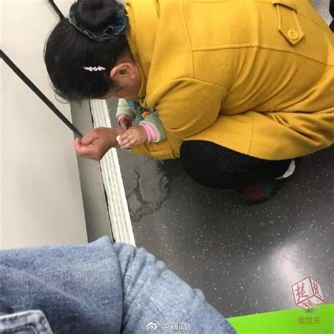 家长抱孩子在地铁上撒尿 尿液弄脏乘客行李引发争吵 手机新浪网