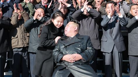 Corée Du Nord Kim Jong Un Saffiche Encore Avec Sa Fille Qui Renforce