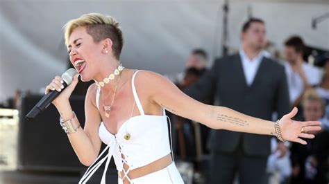 Miley Cyrus Says She S Grown Now And Can Date Other People So Get