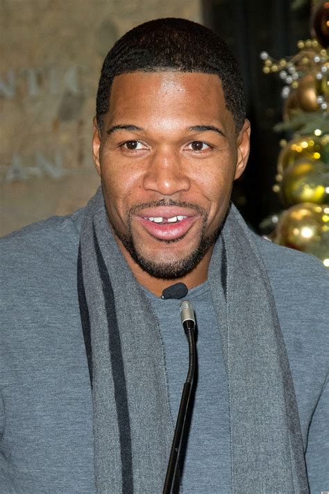 Michael Strahan Teeth The Tv Host Tells Elle Why He Ll Never Close His