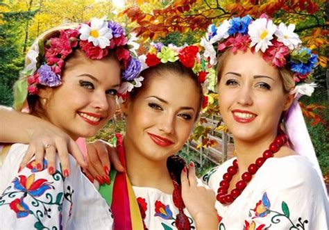 Шаблон украинские девушки в традиционных костюмах