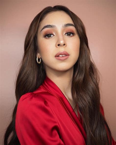 the lady in red 🌹 julia s fresh look for the annual