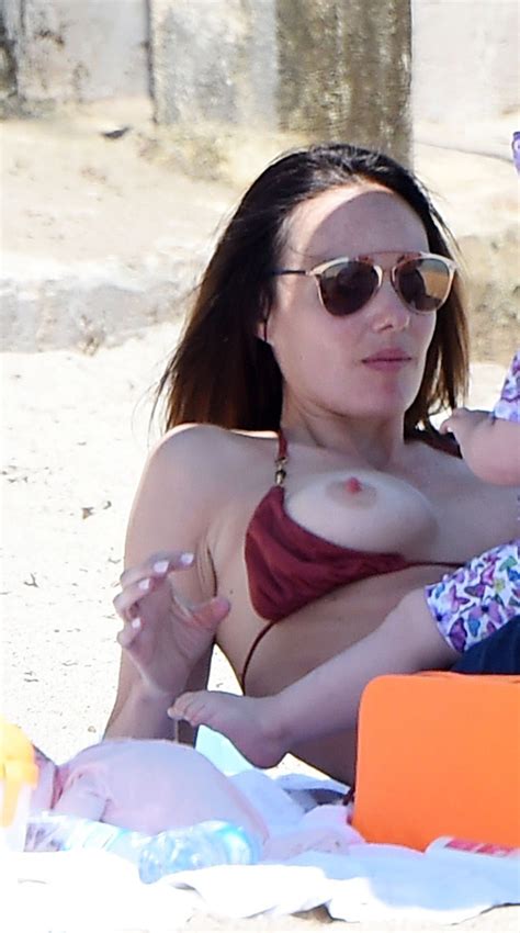 tamara ecclestone has her nipple revealed while sunbathing on