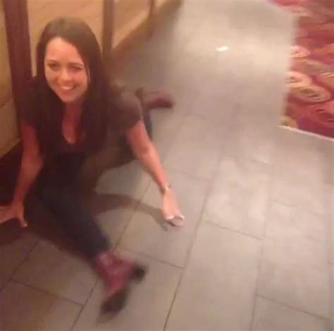 Mp S Wife Karen Danczuk Does Splits In The Pub During Prosecco Fuelled