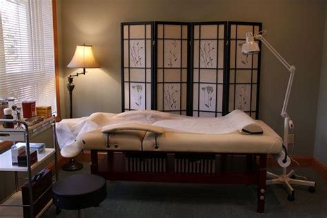 acupuncture room with shoji screen treatment room ideas pinterest acupuncture shoji