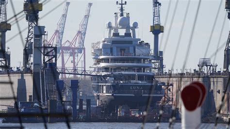 Le Yacht Dun Puissant Oligarque Russe Confisqué Dans Le Port De La
