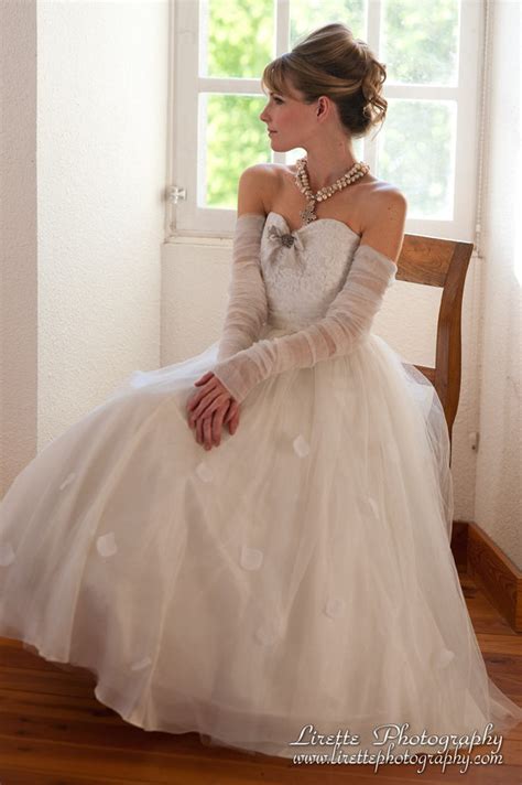 2013 Wedding Dress Shirred Detailing With Lace Bodice Gloves