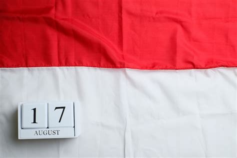 미니어처 인도네시아 국기가 있는 8월 17일의 나무 달력 Indonesiaãƒâƒã‚âƒãƒâ‚ã‚â¢ãƒâƒã‚â‚ãƒâ‚ã