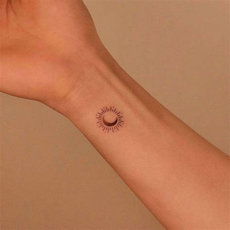 tatuaje sol  luna minimalista disenos de inspiracion muy elegantes
