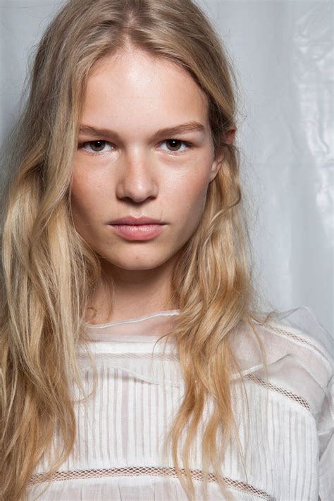 anna ewers lips model blonde fashion week makeup