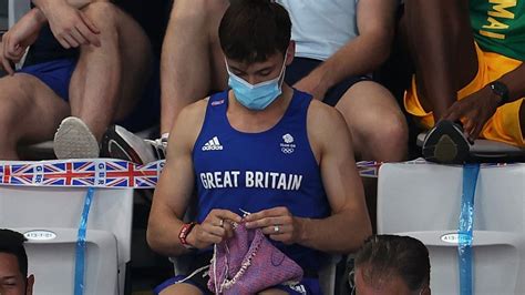 tom daley spotted knitting in stands at olympics after winning gold