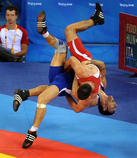 olympic games greco roman wrestling italys andrea minguzzi blue throws zoltan fodor