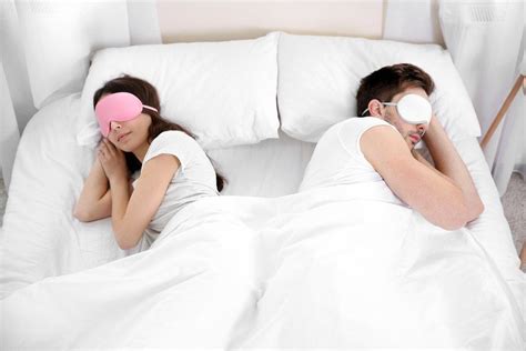 Keuntungan Dan Kekurangan Suami Istri Tidur Terpisah • Hello Sehat