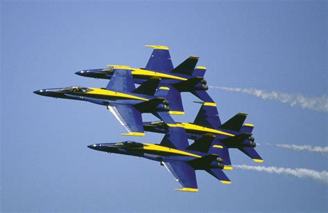 blue angels aerial acrobatics flight demonstrations navy pilots