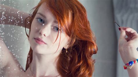 обои лицо женщины Рыжая модель портрет длинные волосы голубые