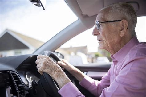 ouderen worden gedwongen te kiezen rijbewijs inleveren  peperdure rijtest afleggen pagina