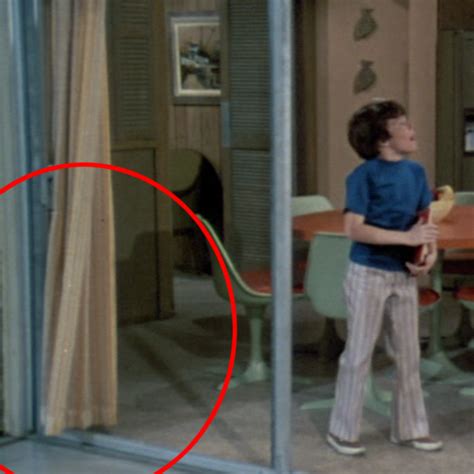 10 little mistakes you never noticed in the brady bunch