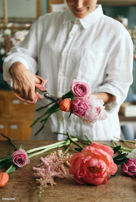 premium image  woman preparing  arranging flowers