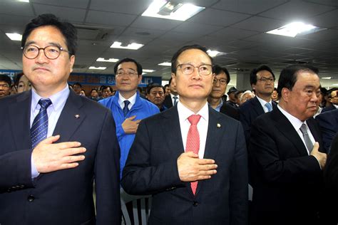 17일 오후 더불어민주당 김경수 경남지사 후보 선거사무 오마이포토