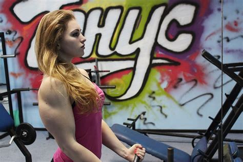 Julia Vins La Bodybuilder Russa Di 18 Anni Col Viso Da Bambola Foto