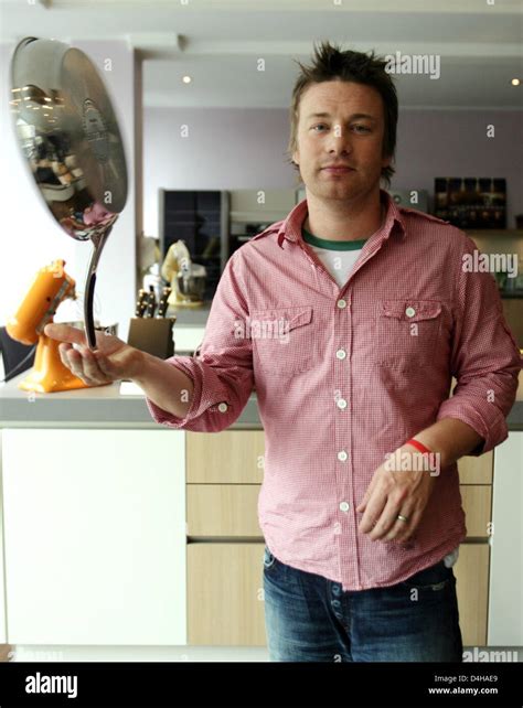 Britische Tv Koch Jamie Oliver Kocht Wie Er Sein Neue Buch Präsentiert