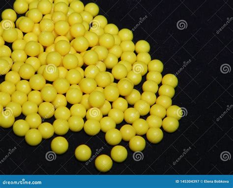 saure ascorbinpillen auf schwarzer form gelbe runde tabletten vitamin
