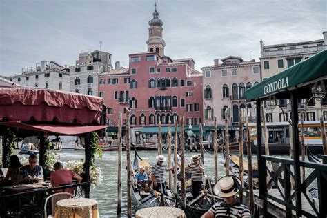 in venice high tech tracking of tourists stirs alarm the new york times
