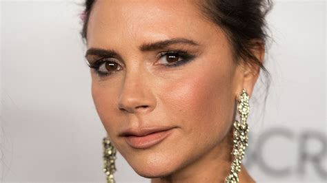 victoria beckham reveals how to achieve the holiday sexy eye makeup