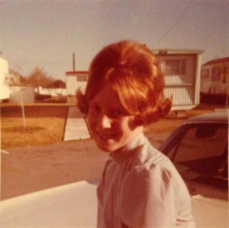 women with very big hair in the 1960s flashbak