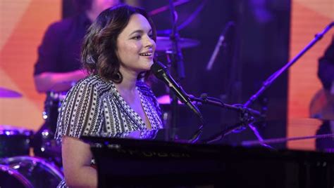 norah jones echoes election fears at n y tour kickoff