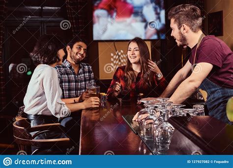 groep gelukkige multiraciale vrienden die bij bar rusten