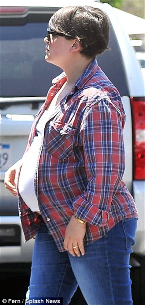 heavily pregnant ginnifer goodwin enjoys romantic lunch date with