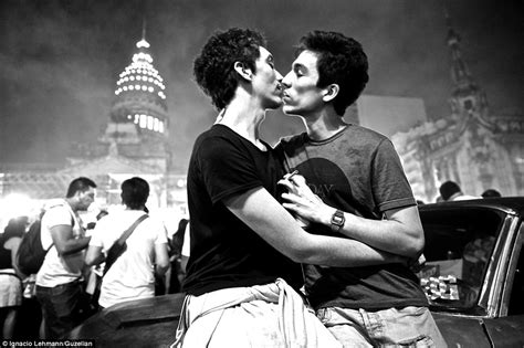 Photographer Ignacio Lehmann Captures Couples Kissing In The Streets