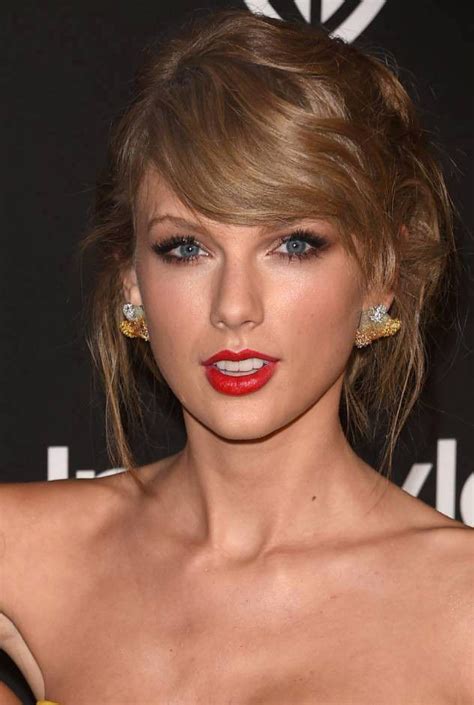 taylor swift said there are no naked images after hackers leak messages metro news