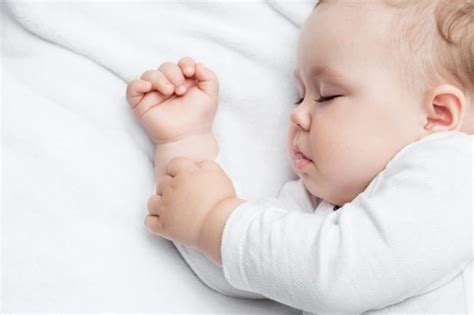 hati hati posisi tidur  salah bisa berbahaya  bayi tazvita