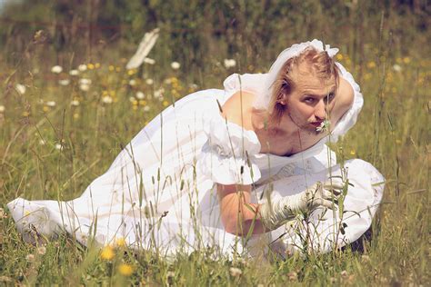 ヒゲの花嫁ロシアを行く、純白のウエディングドレスに身を包んだ男性の美麗写真 gigazine