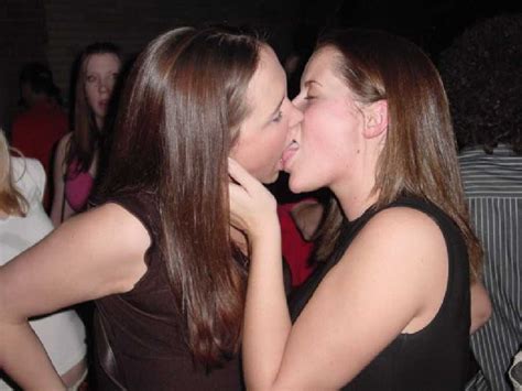 hot girls making out