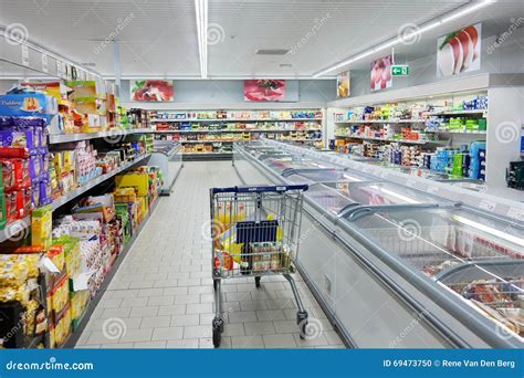 boodschappenwagentje  een aldi supermarkt redactionele afbeelding image  begrip merk
