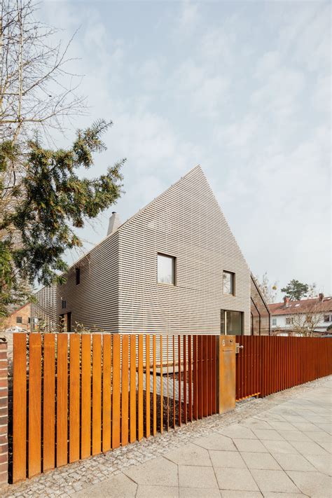 pergola house  wooden villa  rundzwei architekten bda  berlin architect magazine