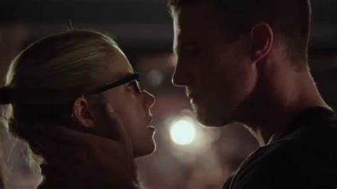 Arrow Season 3 Premiere Oliver And Felicity Kiss Youtube
