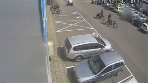 duo steelt  bike van parkeerplaats gamma  enschede wie herkent ze rtv oost