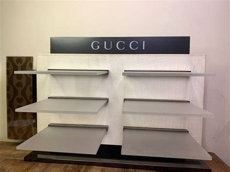 gucci winkel display etagere plastic staal veilingagenda