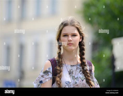 Litauische Mädchen Mit Zöpfen Vilnius Stockfotografie Alamy
